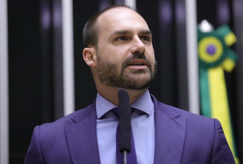 Eduardo Bolsonaro critica governo Lula após restrição de vistos para brasileiros nos EUA